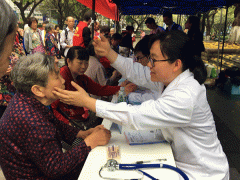 <b>重庆仁品耳鼻喉医院举办“健康同行，走进社区</b>
